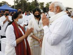 Lata Mangeshkar Funeral : नम आंखें...कांपते हाथ...दीदी के अंतिम संस्कार में ऐसे नज़र आईं Asha Bhosle