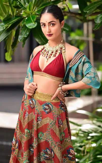 મુંબઇઃ એક્ટ્રેસ ત્રિધા ચૌધરી બોબી દેઓલ સ્ટારર વેબ સીરિઝ ‘આશ્રમ’માં તેણે કરેલી એક્ટિંગના કારણે ચર્ચામાં આવી હતી. તેની સુંદરતા પર લાખો લોકો ફિદા થયા હતા. એક્ટ્રેસ સોશિયલ મીડિયા પર ખૂબ એક્ટિવ રહે  છે અને પોતાની શાનદાર તસવીરો શેર કરતી રહે છે.