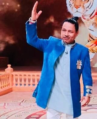 सिंगर कैलाश खेर (Kailash Kher) ने कहा- मेरा मानना है कि लता दीदी सिर्फ एक शरीर स्वरूप ही नहीं थी वे एक दैवीय अवतरण भी थीं. मुझे गर्व है कि हम उस युग में जन्में हैं जिस युग में लता जी जन्मी थीं. संयोग देखिए कि कल बसंत पंचमी थी और आज उनकी विदाई हुई. परमात्मा उन्हें अपने श्री चरणों में स्थान दें.