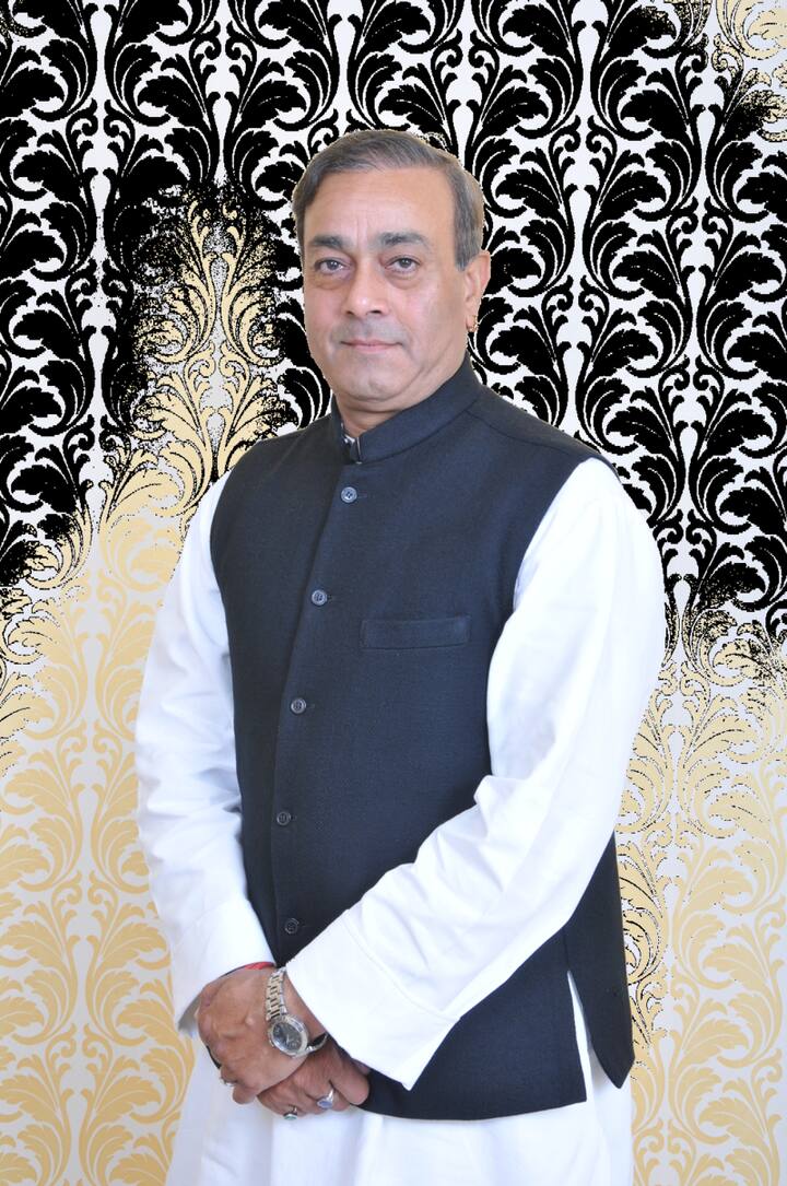 अमेठी राजपरिवार के राजा हैं पूर्व सांसद और केंद्रीय मंत्री संजय सिंह. वह सालों तक कांग्रेस में रहने के बाद अब बीजेपी में आ गए हैं. संजय सिंह ने दो शादियां की हैं.