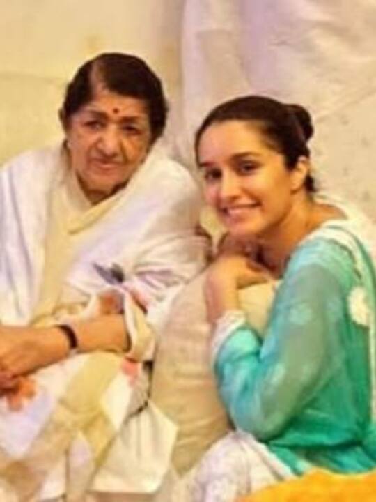 श्रद्धा कपूर (Shraddha Kapoor) का सुर कोकिला लता मंगेशकर (Lata Mangeshkar) से खास रिश्ता है. अगर रिश्तों की गहराई पर गौर करें तो श्रद्धा, लता मंगेशकर की नातिन कह लाती हैं.