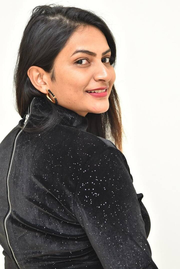 బ్లాక్ డ్రస్లో బిగ్ బాస్ బ్యూటీ.. శ్వేత వర్మ హొయలు