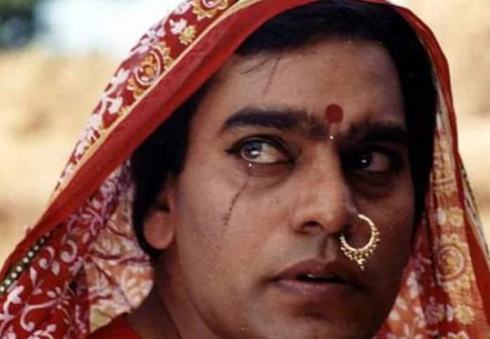 बॉलीवुड अभिनेता आशुतोष राणा (Ashutosh Rana) ने साल 1999 में आई फिल्म ‘संघर्ष’ में विलेन लज्जा शंकर पांडेय का किरदार निभाया था. फिल्म में आशुतोष राणा ट्रांसजेंडर के किरदार में नजर आए थे और उनके इस ट्रांसजेंडर लुक ने सभी को डरने पर मजबूर कर दिया था.