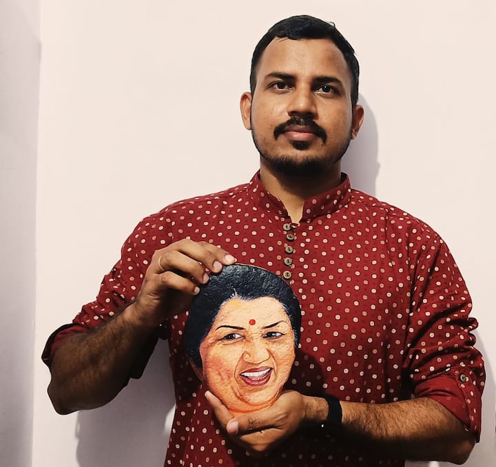 सिंधुदुर्ग जिल्ह्यातील चित्रकार सुमन दाभोलकर यांनी भारतरत्न गानसम्राज्ञी लता मंगेशकर यांना आगळ्यावेगळ्या पध्दतीने मानवंदना दिली आहे.