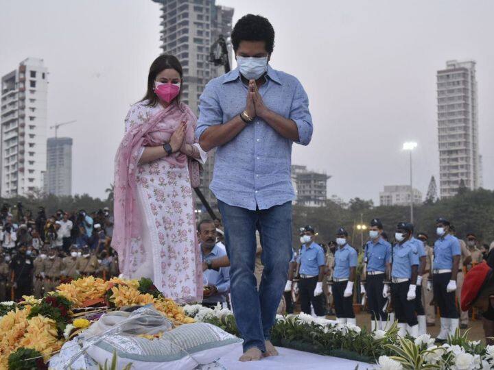 भारताचा माजी क्रिकेटपटू सचिन तेंडुलकर पत्नी अंजलीसोबत यावेळी उपस्थित होते.