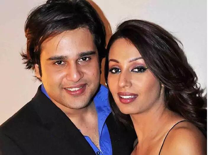 टीवी और बॉलीवुड के पॉपुलर कपल कृष्णा अभिषेक और कश्मीरा शाह करीब नौ सालों तक लिव-इन रिलेशनशिप में रहे हैं. इसके बाद दोनों ने अचानक लास वेगास में साल 2013 में शादी कर ली थी, लेकिन इसके बारे में उन्होंने साल 2015 में सभी को बताया.