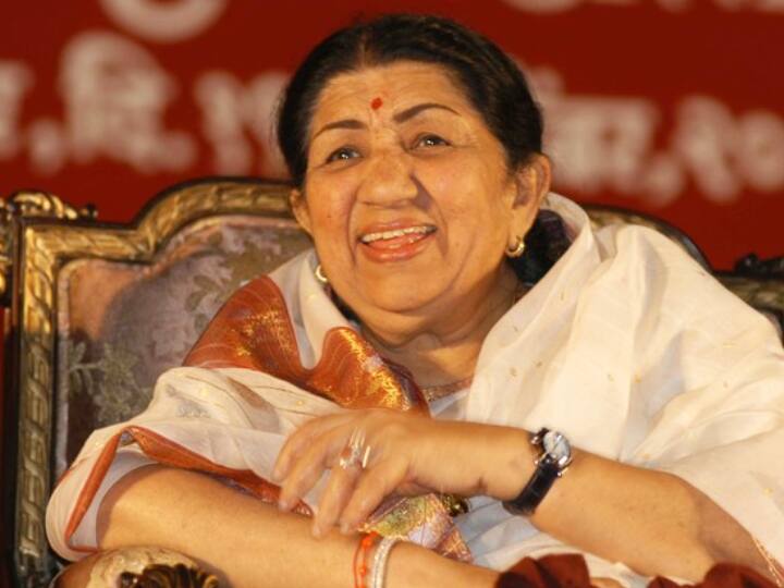 खेसारी लाल यादव ने लिखा- “महज संयोग नहीं हो सकता कि मां सरस्वती की अवतार लता दीदी को मां ने आज अपने पास बुला लिया. शायद दिन भी मां ने सोच के तय किया होगा. आपकी आवाज आजीवन थेरेपी का काम करेगी.”