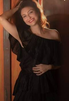 Saumya Tandon Photos: ब्लैक ड्रेस में अदाएं बिखेरतीं किसी ब्यूटी क्वीन से कम नहीं लगती हैं 'गोरी मैम' सौम्या टंडन