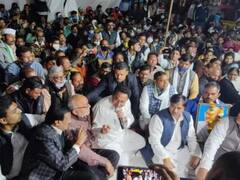 MP News: धरने में पूर्व सीएम कमलनाथ ने संभाला मोर्चा, बोले- बीजेपी युवाओं को बेरोजगार कर रही है