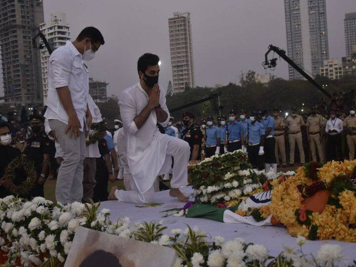 बॉलिवुड अभिनेता आमिर खान आणि रणबीर सिंग यांनीही लता दिदींना आदरांजली वाहिली.