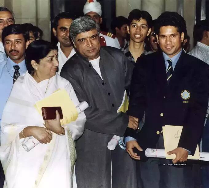 લતા મંગેશકરે 5 વર્ષની ઉંમરે ગાવાનું શરૂ કર્યું હતું અને તેમના પિતાના કહેવાથી કર્યું હતું.