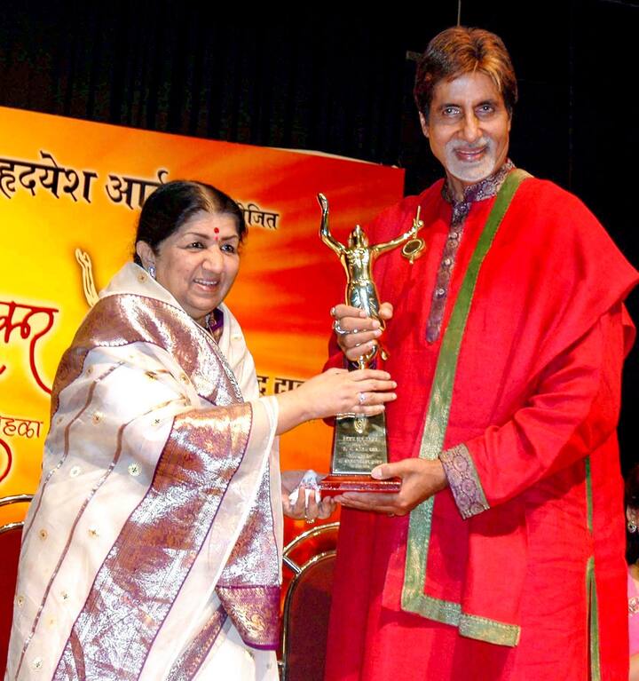 लतादीदींच्या निधनाने 'शतकांचा आवाज हरपला', अशा शब्दांत अमिताभ बच्चन यांनी शोक व्यक्त केला.