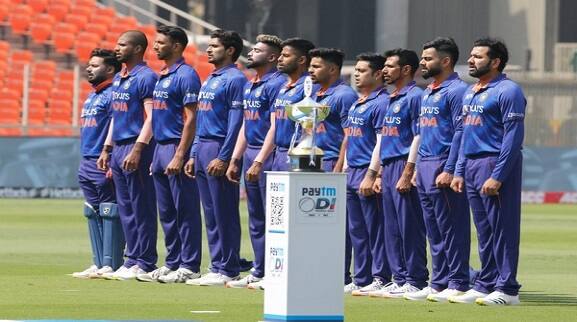 IND vs WI 1st ODI Team India wears black armbands pay respects Bharat Ratna Lata Mangeshkar passed away today IND vs WI 1st ODI: টসে জিতে বোলিং, সুর-সম্রাজ্ঞীর প্রয়াণে কালো আর্ম-ব্যান্ড পরে ময়দানে ভারতীয় দল
