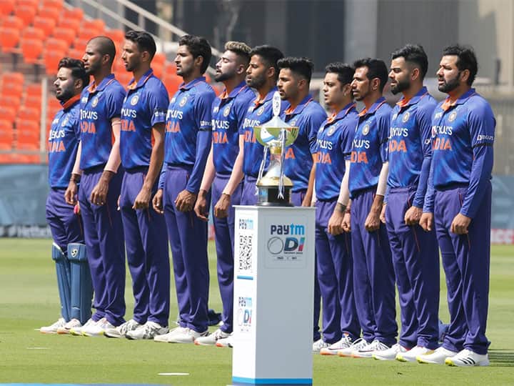 IND vs WI 1st ODI Team India wears black armbands pay respects Bharat Ratna Lata Mangeshkar passed away today IND vs WI 1st ODI: లతా మంగేష్కర్‌కు టీమ్‌ఇండియా నివాళి- నల్ల రంగు బ్యాండ్లు ధరించిన క్రికెటర్లు