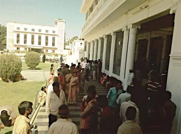 असदुद्दीन ओवैसी ऑल इंडिया मजलिस ए इत्तेहादुल मुस्लिमीन (AIMIM) के प्रेसिडेंट हैं. हैदराबाद में ही ओवैसी का आलीशान बंगला है.