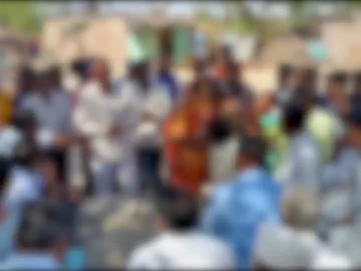 village boycott on backward class community in hingoli district savarkhed village गायरान जमिनीवर निळा झेंडा लावला म्हणून दलित समाजावर गावाचा बहिष्कार; हिंगोलीमधील लाजिरवाणी घटना 