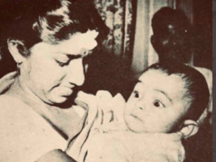 एक्ट्रेस नीतू कपूर (Neetu Kapoor) ने लता मंगेशकर की ऋषि कपूर (Rishi Kapoor) के साथ एक पुरानी तस्वीर शेयर की है. जिसमें लता दीदी ने ऋषि कपूर को गोद में उठाया हुआ है.