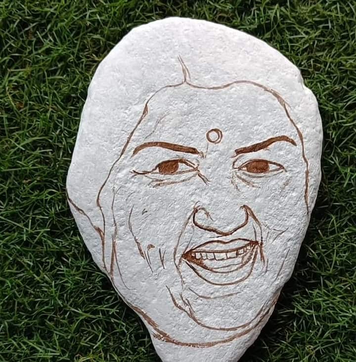 गानसम्राज्ञी लता मंगेशकर यांच्या जाण्याने संपूर्ण देशात शोककळा पसरली आहे. सर्वजण आज त्यांच्या आठवणींना उजाळा देत आहेत.