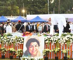 Lata Mangeshkar Last Rites: லதா மங்கேஷ்கருக்கு நேரில் சென்று மரியாதை செலுத்திய பிரதமர் மோடி