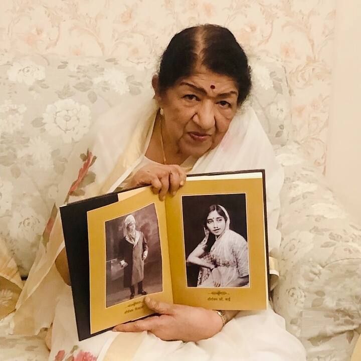 లతా తండ్రి దీనానాథ్ మంగేష్కర్ కూడా గాయకుడే. ఆయనకు నాటకాలంటే ఇష్టం. ఆయన నటించిన ‘భావ్ బంధన్’లోని ముఖ్య పాత్ర ‘లతిక’ పేరులోని లతాను ఆయన తన కూతురుకు పెట్టారు.