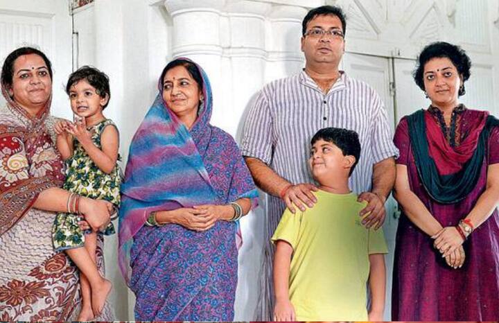 उत्तर प्रदेश में विधानसभा के चुनाव करीब हैं. इस चुनाव में कई जगह एक ही परिवार के लोग अलग-अलग दल से एक दूसरे को चुनौती दे रहे हैं. वहीं कई परिवार ऐसे भी हैं जिनके कई सदस्य राजनीति में एक्टिव हैं. ऐसा ही परिवार है अमेठी का राजपरिवार.