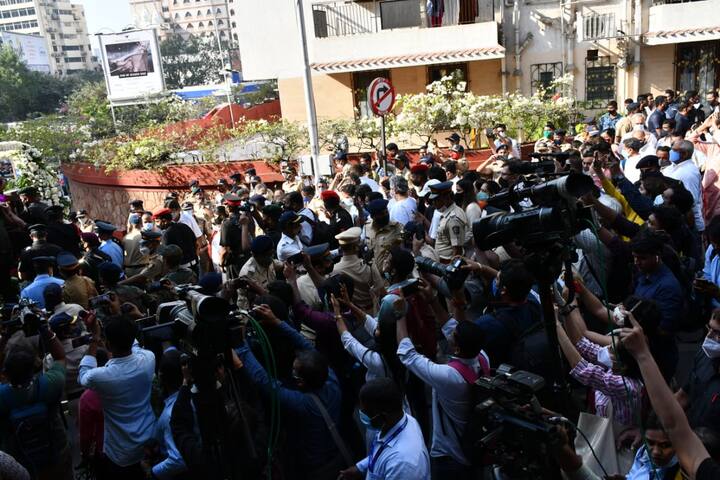 গতকাল লতা মঙ্গেশকরের স্বাস্থ্যের অবস্থার অবনতি হওয়ার খবর পাওয়ার পরই দিদিকে দেখতে  মুম্বইয়ের ব্রিচ ক্যান্ডি হাসপাতালে গিয়েছিলেন বোন আশা ভোঁসলে।