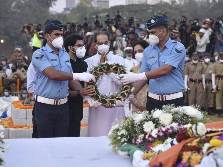नरेंद्र मोदी यांच्यासह राज्यातील नेतेमंडळींनी देखील दिदींना श्रद्धांजली वाहिली. मुख्यमंत्री उद्धव ठाकरे हे देखील यावेळी उपस्थित होते.
