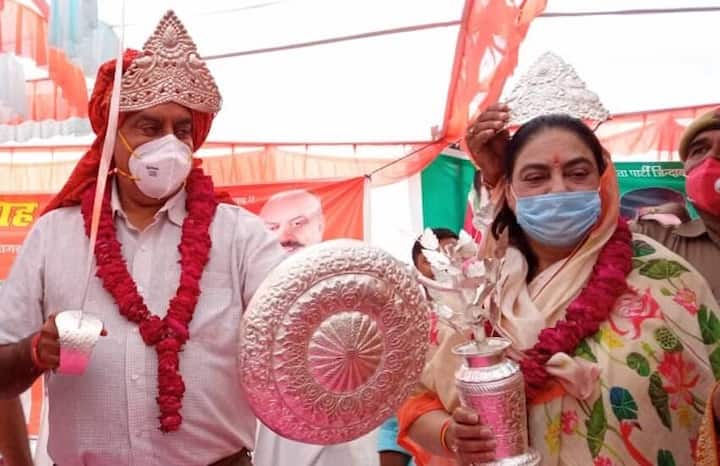 रानी पक्षलिका सिंह आगरा में बाह सीट से बीजेपी की एमएलए हैं. उन्होंने अपने चुनावी हलफनामे में बताया है कि उनके पास कुल 132 हथियार हैं. रानी पक्षलिका सिंह ने एनपीबी राइफल, पिस्टल और डीबीबीएल गन समेत छुरे, तलवार और खंजर जैसे हथियार रखे हैं.