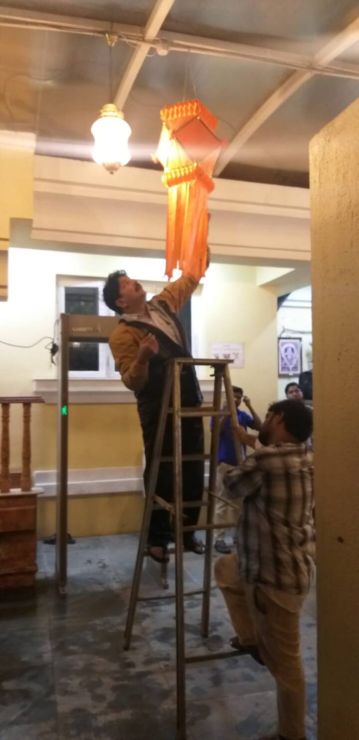 त्यांनी मला संपर्क साधला आणि झालेला प्रकार मला सांगितला. मी त्यांची तळमळ पाहून त्वरित आणखी पारंपरिक आकाशकंदिलांची व्यवस्था केली.