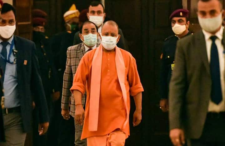 योगी आदित्यनाथ ने हाल ही में अपना हलफनामा चुनाव आयोग को दिया है. अपने हलफनामे में सीएम योगी ने अपनी कुल संपत्ति करीब 1 करोड़ 55 लाख रुपये घोषित की है.