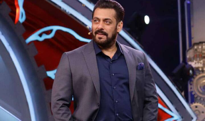 Salman Khan (Bigg Boss) – सलमान खान भी बिग बॉस के कई सीजन होस्ट कर चुके हैं और वो इस शो को होस्ट करने के लिए परफेक्ट चेहरा भी हैं. वहीं इसके लिए और अच्छी खासी फीस भी चार्ज करते हैं. रिपोर्ट्स के मुताबिक बिग बॉस 15 के लिए उन्होंने एक हफ्ते के लिए 13 करोड़ रुपये चार्ज किए. (फोटो - सोशल मीडिया)