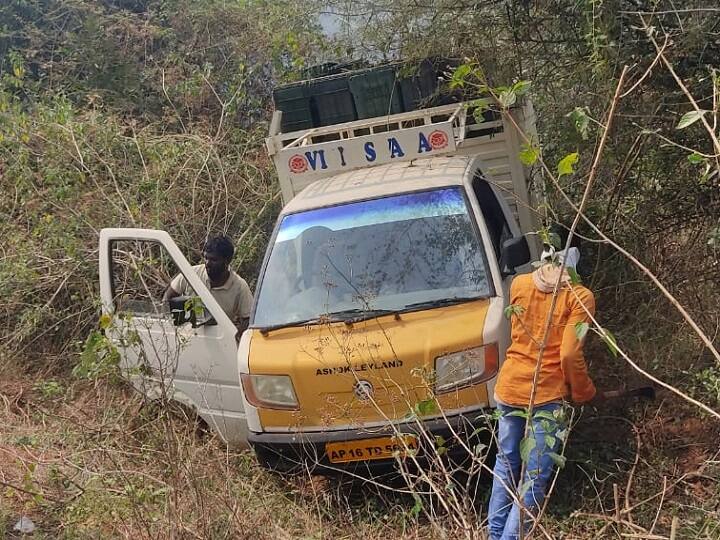 chittor police arrests red sandal wood smugglers in Chandragiri mandal Red Sandal: పుష్ప సినిమా తరహాలో‌ ఎర్రచందనం స్మగ్లింగ్, పోలీసులకు ఎలా దొరికేశారో తెలుసా?