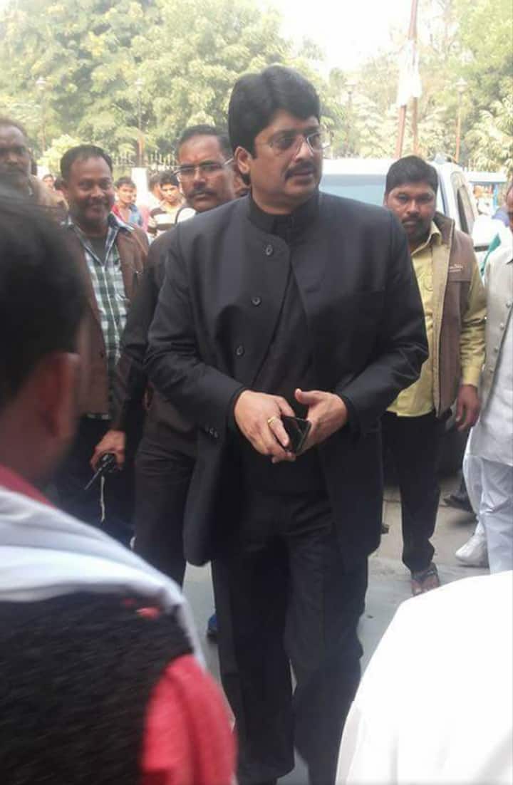 राजा भैया कुंडा विधानसभा से निर्दलीय विधायक हैं. अह वह अपनी राजनीतिक पार्टी बना चुके हैं. राजा भैया ने लखनऊ यूनिवर्सिटी से वकालत की पढ़ाई की है.