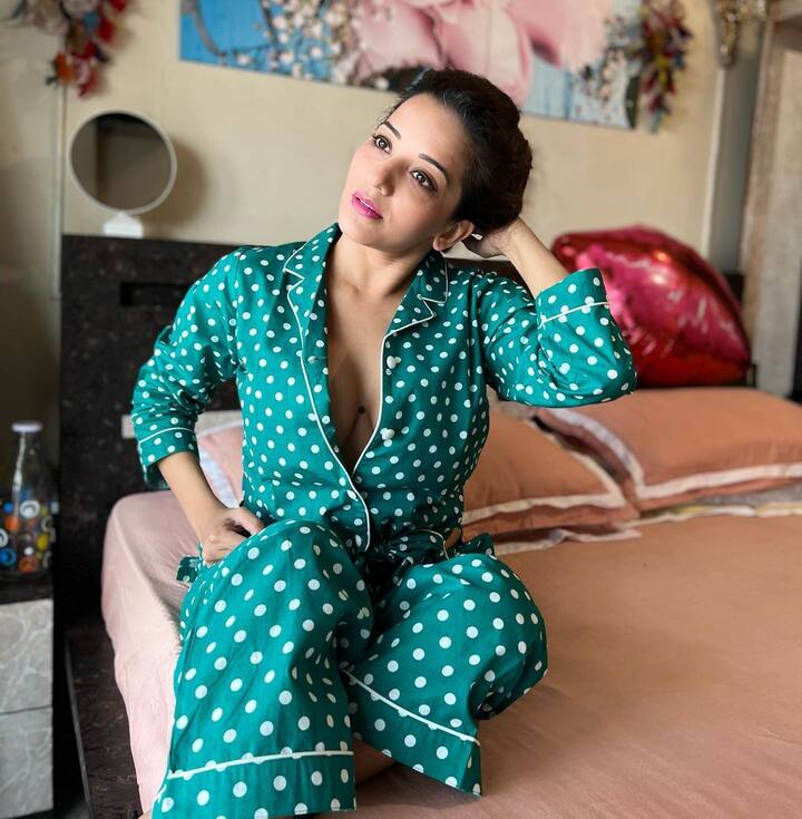 अपने करियर में मोनालिसा ने कई सुपरहिट फिल्में दी हैं. इतना ही नहीं उन्होंने भोजपुरी फिल्म इंडस्ट्री के सभी सुपरस्टार एक्टर के संग काम किया है.