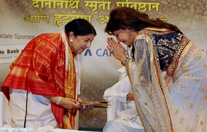 बॉलिवूड सेलिब्रिटींनी सोशल मिडीयावर लतादीदींबरोबर फोटो शेअर करत आठवणींना उजाळा दिला आहे.