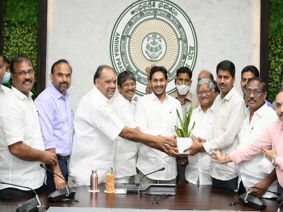 AP PRC News: ఈ ప్రభుత్వం మీది.. మీరు లేకపోతే నేను లేను, మీకు సాధ్యమైనంత చేశాం: సీఎం జగన్ AP PRC News: ఈ ప్రభుత్వం మీది.. మీరు లేకపోతే నేను లేను, మీకు సాధ్యమైనంత చేశాం: సీఎం జగన్