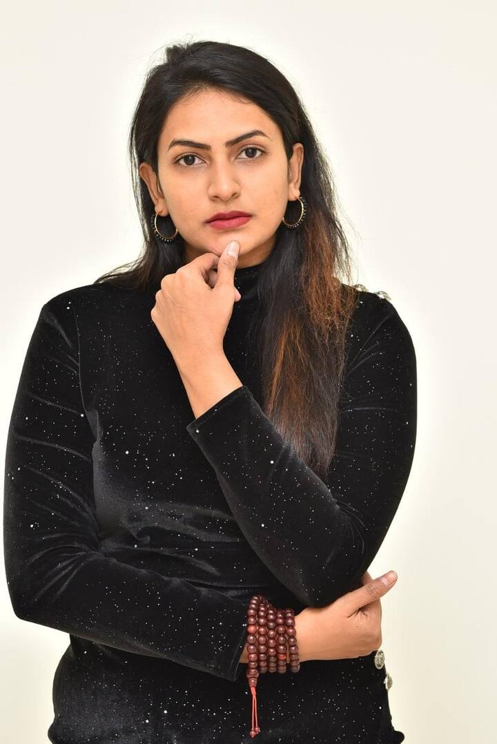 బ్లాక్ డ్రస్లో బిగ్ బాస్ బ్యూటీ.. శ్వేత వర్మ హొయలు