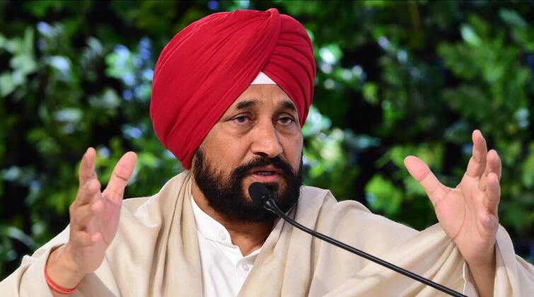 Punjab Assembly Election 2022: CM Charanjit Singh Channi ने साधा Bhagwant Mann पर निशाना, कहा-अनपढ़ों की तरह करते हैं बात
