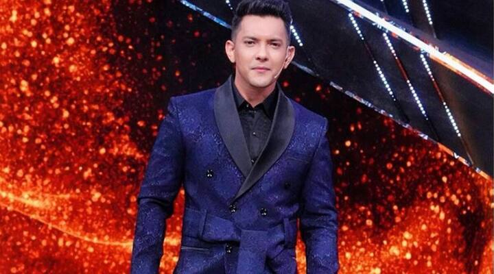 Aditya Narayan – आदित्य नारायण सालों से शो होस्ट कर रहे हैं. खासतौर से वो सारेगामापा और इंडियन आइडल जैसे शो से जुड़े. मीडिया रिपोर्ट्स की माने तो इंडियन आइडल के लिए आदित्य नारायण को प्रति एपिसोड 4 से 4.5 लाख रुपये तक दिए गए थे. (फोटो - सोशल मीडिया)