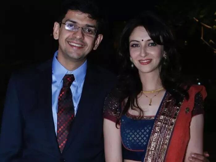 भाभी जी घर पर हैं की गोरी मैम सौम्या टंडन ने अपने बॉयफ्रेंड सौरभ देवेंद्र सिंह से मुंबई में प्राइवेट सेरमनी में शादी कर ली थी और काफी समय तक इसे सीक्रेट ही रखा था.