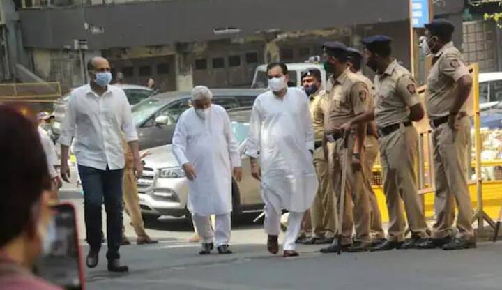 જાણીતા લેખક જાવેદ અખ્તર અને ફિલ્મ નિર્દેશક આશુતોષ ગોવારિકર લતા દીદીને અંતિમ વિદાય આપવા પહોંચ્યા હતા.