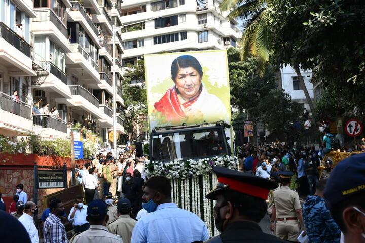 থামল সুরঝঙ্কার। প্রয়াত সুর সম্রাজ্ঞী লতা মঙ্গেশকর। মৃত্যুকালে তাঁর বয়স হয়েছিল ৯২ বছর। করোনায় আক্রান্ত হয়ে ভর্তি ছিলেন মুম্বইয়ের ব্রিচ ক্যান্ডি হাসপাতালে।
