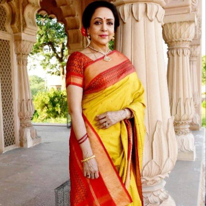 हेमा मालिनी (Hema Malini) ने दुख जाहिर करते हुए कहा-लता मंगेशकर का निधन बहुत दुखदायक है. वे बहुत बड़ी कलाकार थीं. सरस्वती जी का उनके ऊपर पूरा वरदान था. अपने जीवन में उन्होंने कई अच्छे गाने गाये हैं. मेरा सौभाग्य है कि उनके गानों में मुझे काम करने का मौका मिला.