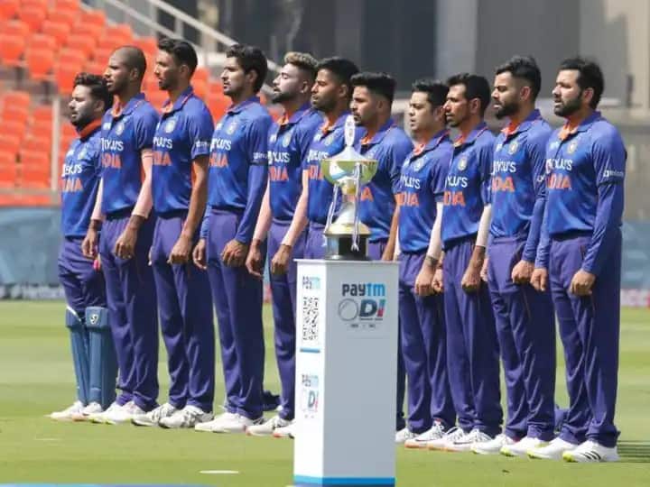Indian Cricket Team is wearing black armbands to pay their respects to Lata Mangeshkar Lata Mangeshkar Passes Away: टीम इंडियाकडून लतादीदींना श्रद्धांजली, काळीपट्टी बांधून उतरले मैदानात