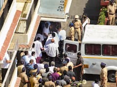 Lata Mangeshkar को अंतिम विदाई देने के लिए आंखों में आंसू लिए उमड़ा जनसैलाब, सड़कों पर छाया 'स्वर कोकिला' को खोने का दु:ख