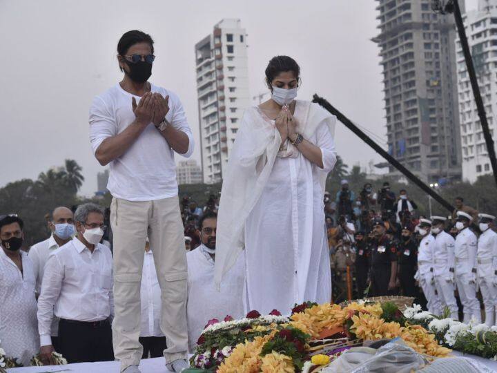 बॉलिवुड सुपरस्टार शाहरुख खान याने दिदींसाठी दुवा मागत त्यांना श्रद्धांजली वाहिली.