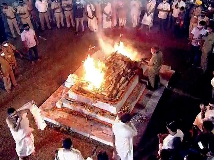 Mumbai's Shivaji Park Lata Mangeshkar rest in peace Lata Mangeshkar laid to rest, PM Attends Funeral शब्द हिरमुसले, सूर थांबले, लता मंगेशकर अनंतात विलीन, शासकीय इतमामात अंत्यसंस्कार