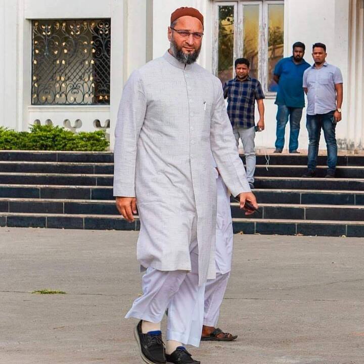 हाल ही में यूपी में राजनीतिक मीटिंग करके लौटते वक्त असदुद्दीन ओवैसी पर जानलेवा हमला हुआ था. हालांकि इस हमले में वह बाल बाल बच गए थे. उनपर हमला करने वाले आरोपी पकड़े जा चुके हैं.