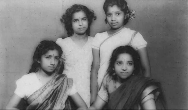 ਲਤਾ ਮੰਗੇਸ਼ਕਰ ਸਿਰਫ਼ 13 ਸਾਲ ਦੀ ਸੀ ਜਦੋਂ ਉਨ੍ਹਾਂ ਦੇ ਪਿਤਾ ਦਾ ਸਾਇਆ ਉਨ੍ਹਾਂ ਦੇ ਸਿਰੋਂ ਖੁੱਸ ਗਿਆ। ਪਰਿਵਾਰ ਦੀਆਂ ਜ਼ਿੰਮੇਵਾਰੀਆਂ ਉਸ ਦੇ ਮੋਢਿਆਂ 'ਤੇ ਆ ਗਈਆਂ ਜਿਸ ਕਾਰਨ ਉਹ ਸਕੂਲ ਨਹੀਂ ਜਾ ਸਕੀ। ਉਨ੍ਹਾਂ ਨੇ ਇੱਕ ਇੰਟਰਵਿਊ 'ਚ ਦੱਸਿਆ ਸੀ ਕਿ ਉਹ ਸਿਰਫ 2 ਦਿਨ ਲਈ ਸਕੂਲ ਗਈ ਸੀ। ਇਸ ਤੋਂ ਬਾਅਦ ਲਤਾ ਨੇ ਨਾਟਕਾਂ ਤੇ ਪ੍ਰੋਗਰਾਮਾਂ ਵਿੱਚ ਕੰਮ ਕਰਨਾ ਸ਼ੁਰੂ ਕਰ ਦਿੱਤਾ ਤਾਂ ਜੋ ਉਹ ਘਰ ਦਾ ਖਰਚਾ ਚਲਾ ਸਕੇ।