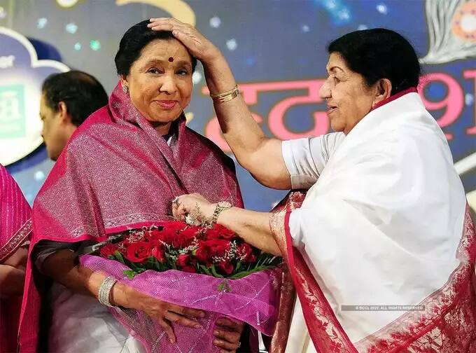 આ સિવાય તેણીને 4 ફિલ્મફેર બેસ્ટ ફિમેલ પ્લેબેક સિંગર એવોર્ડ, 2 ફિલ્મફેર સ્પેશિયલ એવોર્ડ, ફિલ્મફેર લાઈફટાઈમ અચીવમેન્ટ એવોર્ડ અને અન્ય ઘણા એવોર્ડથી સન્માનિત કરવામાં આવી છે.